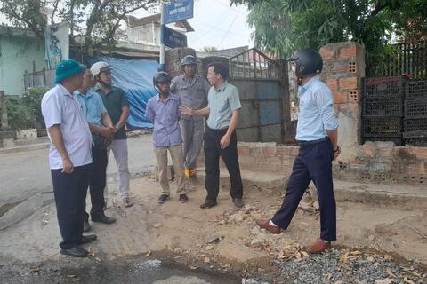 Chủ tịch UBND thành phố Kon Tum kiểm tra thực tế tình hình thiếu nước sinh hoạt tại phường Duy Tân