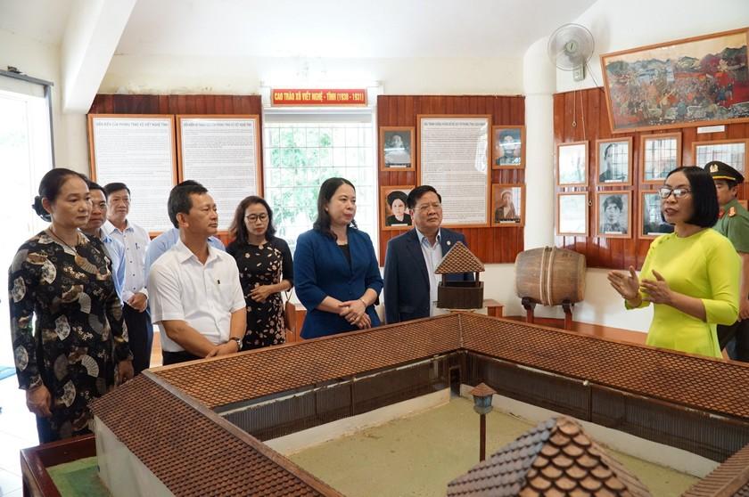 Quyền Chủ tịch nước Võ Thị Ánh Xuân tham quan phòng trưng bày Khu di tích lịch sử quốc gia Ngục Kon Tum.