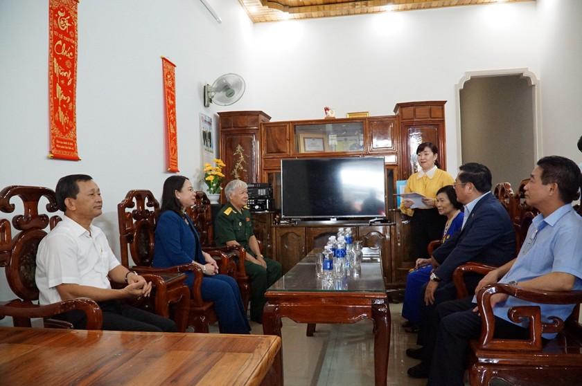 Quyền Chủ tịch nước thăm, động viên, tặng quà cho cựu chiến binh Trần Đình Thị.