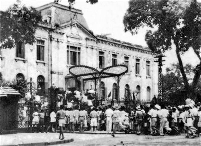 Ngày 19/8/1945, sau cuộc mít tinh tại Quảng trường Nhà hát Lớn, quần chúng nhân dân Thủ đô đã đánh chiếm Bắc Bộ phủ, cơ quan đầu não của chính quyền tay sai Pháp ở Bắc Bộ. Ảnh: Tư liệu TTXVN